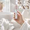 Brume intime Tahara 15 ml tenue en main, vaporisation délicate