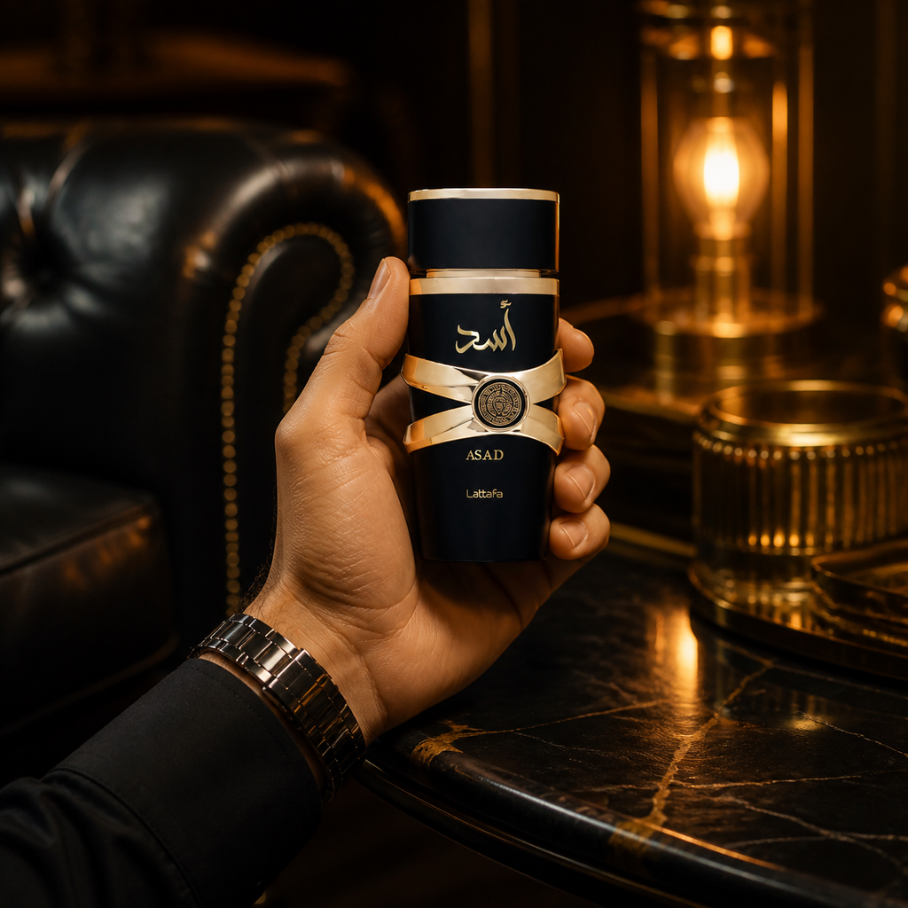 Lattafa Asad 100 ml tenu en main dans un décor noir et doré
