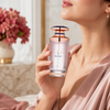 Mayar Lattafa 100 ml tenu près du cou dans un décor féminin