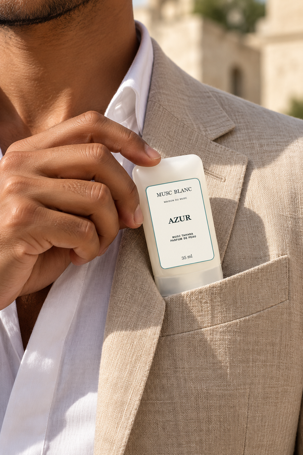 Musc Blanc Azur 35 ml — un homme glisse le flacon dans la poche de sa veste en lin