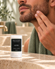 Crème à barbe AZUR 35 ml Musc Blanc — gros plan du geste d'application