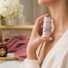 Yara 30 ml tenu par une femme dans un décor élégant