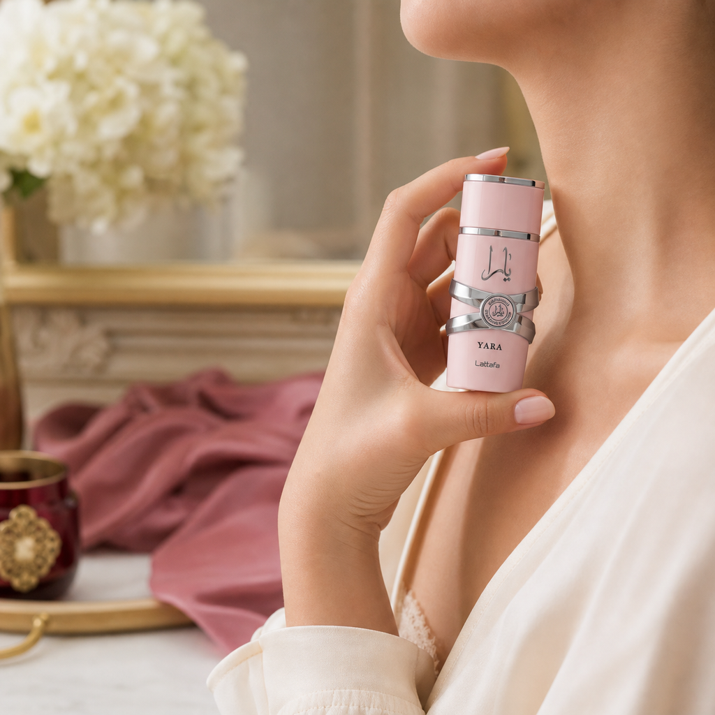 Yara 30 ml tenu par une femme dans un décor élégant