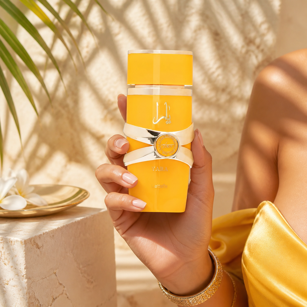 Yara Tous Lattafa 100 ml tenu en main dans un décor tropical
